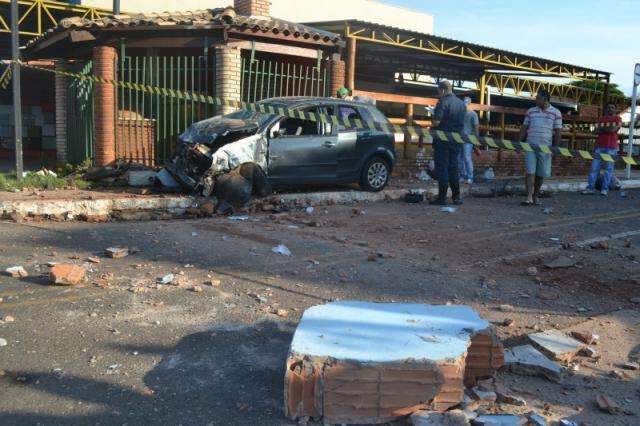 Motorista fica em estado grave ao bater em poste na Cear&aacute;