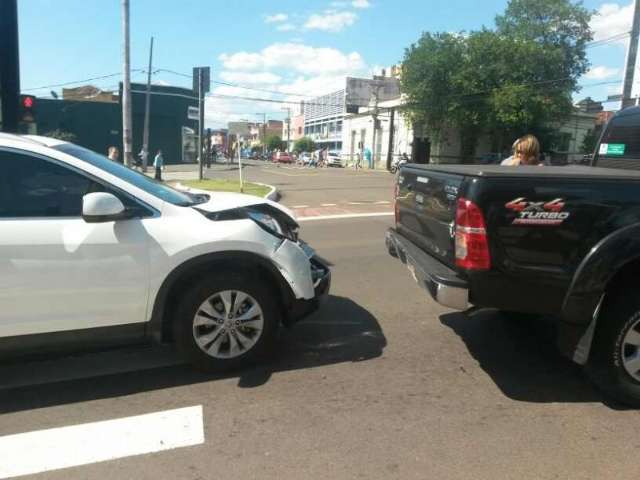 Ve&iacute;culo bate na traseira de camionete na Avenida Afonso Pena