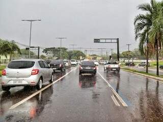 Chuva na tarde desta quarta-feira na avenida Duque de Caxias (Foto: Fernando Antunes)