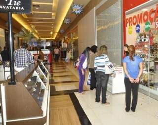 Supermercados abrem e lojas do Centro fecham nesta ter&ccedil;a-feira