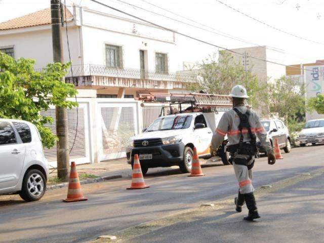 Comerciantes ficam 4h sem energia depois de caminh&atilde;o levar fios