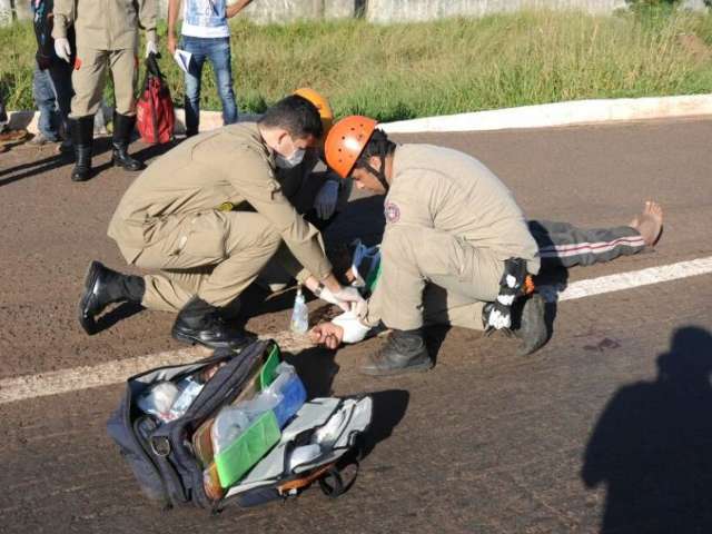 Motorista foge ap&oacute;s atropelar e deixar pedestre gravemente ferido 