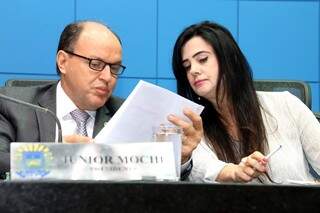 Deputado Junior Mochi, com Mara Caseiro (PSDB), durante sessão na Assembleia (Foto: Victor Chileno/ALMS)