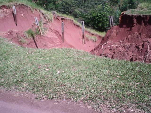  Morador denuncia eros&atilde;o dentro do Parque do S&oacute;ter