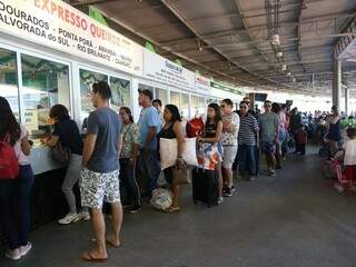 Passageiros na fila para comprar passagem nesta sexta-feira (dia 21). (Foto: Kísie Ainoã).
