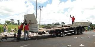 Toda a carga foi saqueada por populares (Foto: Clodoaldo Barthiman/NCV News)
