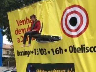 Para divulgar protesto, 'Dilma' &eacute; afogada em piscina no Centro
