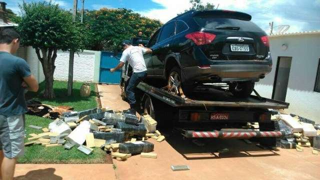 Carro de luxo capota, pol&iacute;cia encontra 1,9 mil kg de maconha e condutor foge