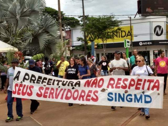 Prefeitura paga 13&ordm; na sexta, mas deixa maiores sal&aacute;rios para 2018