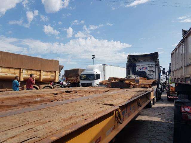 Parados h&aacute; 5 dias, motoristas &quot;guardam&quot; cargas que v&atilde;o de entulho a g&aacute;s GLP