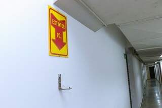 Na parede a placa sinaliza a extintor de incêndio que invisível (Foto: Reprodução) 