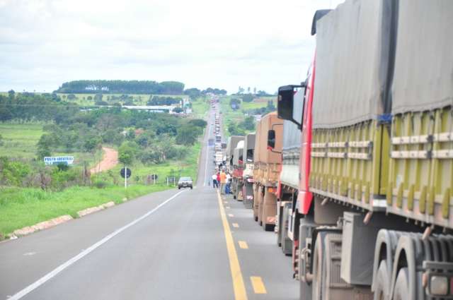 Retirada de carretas envolvidas em acidente congestiona tr&acirc;nsito na 163
