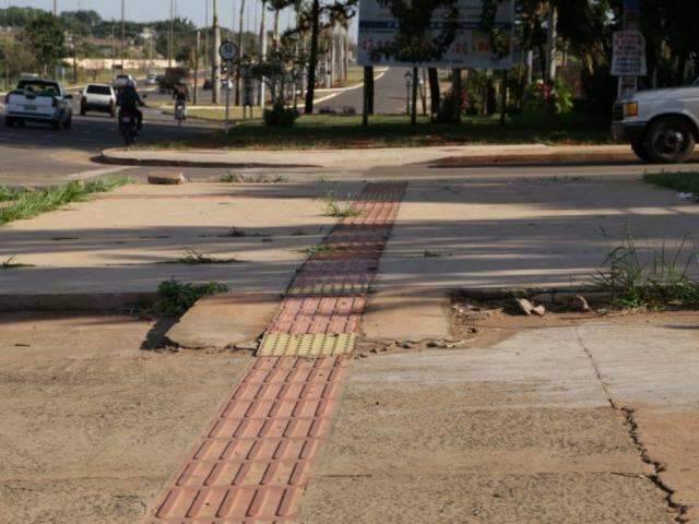 Decreto sobre &ldquo;fim&rdquo; do piso t&aacute;til gera d&uacute;vidas e temor em deficientes visuais