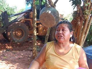 Hélida mostra tristeza por perder produtos que plantava no terreno. (Foto: Fabiano Arruda)