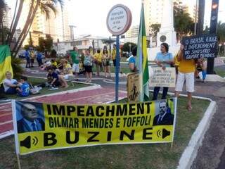 Manifestantes no canteiro da Avenida Afonso Pena, em Campo Grande. (Foto: Leonardo Rocha) 