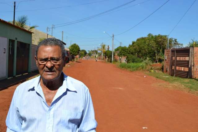 Moradores vivem &ldquo;ilhados&rdquo; &agrave; espera de conclus&atilde;o de asfalto em bairro