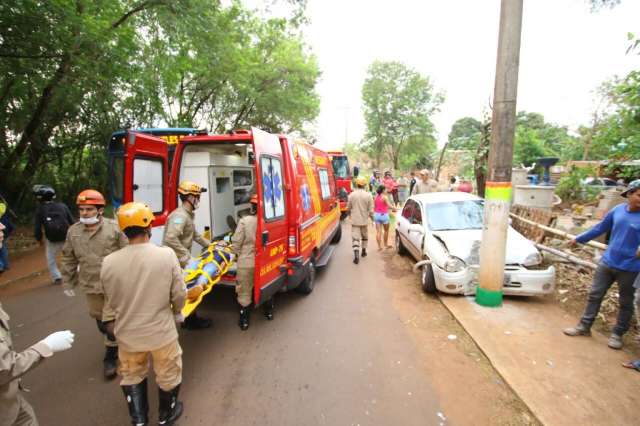 Motorista perde controle, bate ve&iacute;culo em poste e tr&ecirc;s ficam feridos