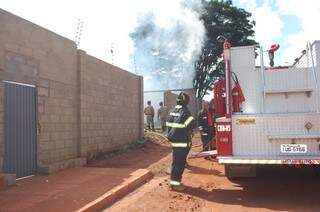 Bombeiros chegam para controlar fogo em carvoaria na Capital (Foto: Paulo Francis)