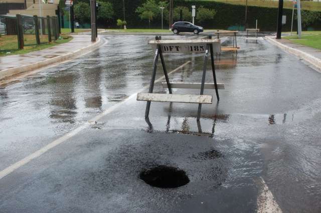 Asfalto cede e abre buraco em rua pr&oacute;xima &agrave; Pra&ccedil;a das &Aacute;guas