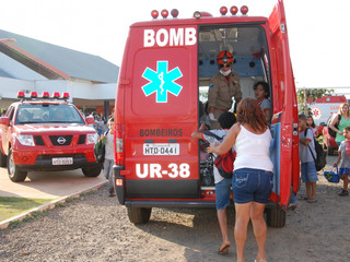 Estudantes que passaram mal entram em ambulância dos bombeiros. (Foto: Simão Nogueira)