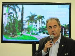 Secretário Antônio Lacerda durante a apresentação (Foto: Marina Pacheco)