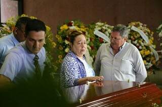 Filha do ex-governador acompanhou a chegada do corpo para o início do velório (Foto: Marcos Ermínio)