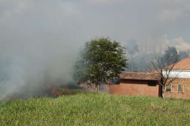 Fogo toma conta de campo de futebol em ch&aacute;cara; bombeiros n&atilde;o apareceram