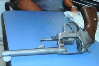 Arma usada pelo adolescente para cometer o crime. (Foto: Reprodução/PM)