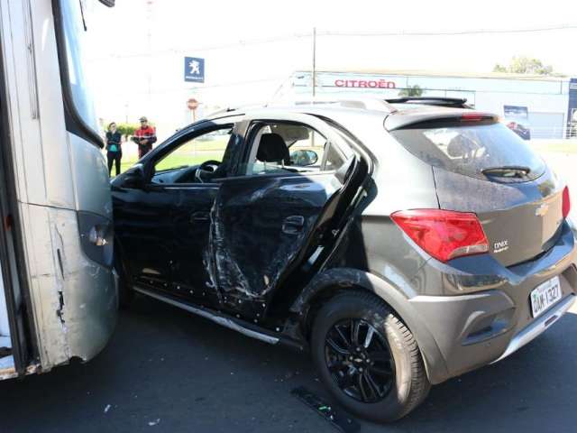 Motorista de 67 anos fica ferido ap&oacute;s carro colidir em &ocirc;nibus em cruzamento