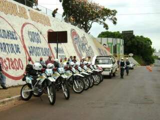 Policiais também recolheram CNHs por irregularidades. (Foto: Divulgação/Ciptran)