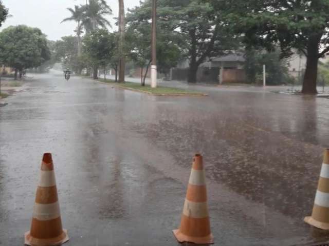 Com m&aacute;xima de 37&deg;C, segunda come&ccedil;a quente e chuva chega ao sul de MS