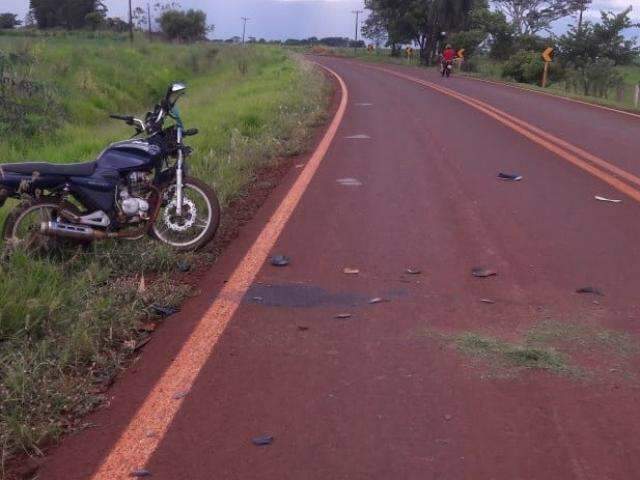 Golf invade contram&atilde;o, bate em motocicleta e casal &eacute; arremessado 
