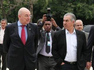 Ministro Osmar Gasparine Terra (à esquerda) com o governador do Estado, Reinaldo Azambuja (PSDB).
(Foto: Marcos Ermínio).