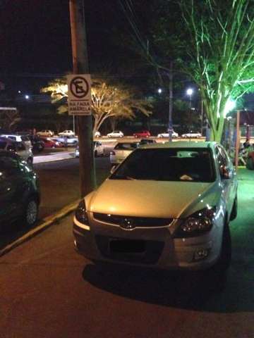 Carros estacionados em cal&ccedil;ada na Via Parque geram reclama&ccedil;&atilde;o
