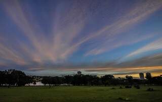 O dia amanheceu com céu claro e previsão é de sol na maior parte da cidades de MS. (Foto: Marcelo Calazans) 