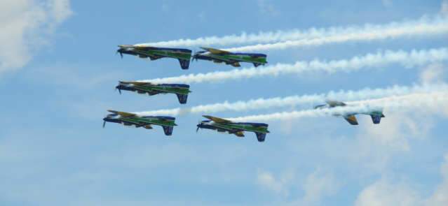  Acrobacias da Esquadrilha da Fuma&ccedil;a levam multid&atilde;o &agrave; Base A&eacute;rea 