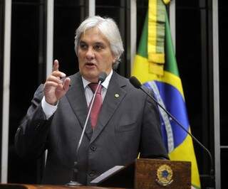 Ex-senador Delcídio do Amaral, na imagem ainda atuando como parlamentar, que citou a EMS em delação à Operação Lava Jato (Foto: Agência Senado)