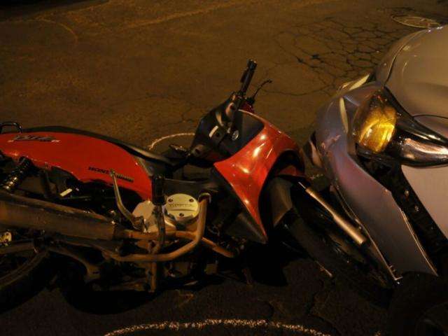 Acidente entre carro e moto congestiona tr&acirc;nsito na regi&atilde;o do Tiradentes