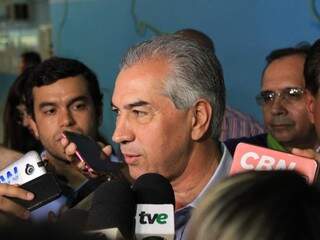 Governador Reinaldo Azambuja (PSDB) durante entrevista à imprensa após evento. (Foto: Marina Pacehco/Arquivo).