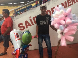 Nem o colorido dos balões e do algodão doce ajudou Marcos nas vendas deste domingo (Foto: Guilherme Henri)