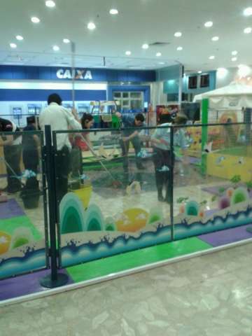 Tempestade derruba teto de loja no Shopping Campo Grande