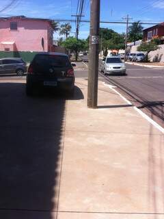 Condutor ignora lei de trânsito e estaciona em cima da calçada. (Foto: Repórter News)