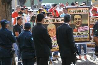 Sindicalistas protestam contra projeto de terceirização aprovado pelos deputados (Foto: Alcides Neto)
