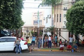 Catadores deixam a sede do MPT após reunião, dispostos a promover novos bloqueios de BRs (Foto: Fernando Antunes)