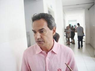 Prefeito de Campo Grande, Marquinhos Trad (PSD), durante visita a posto de saúde. (Foto: Paulo Francis).