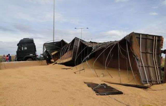 Carreta carregada de soja tomba na rodovia MS-156