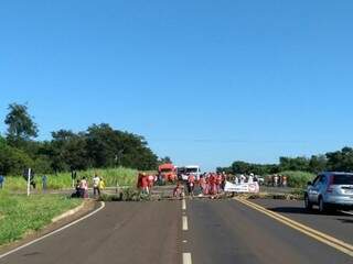 Bloqueios somam mais de 9 km de congestionamento em  BRs