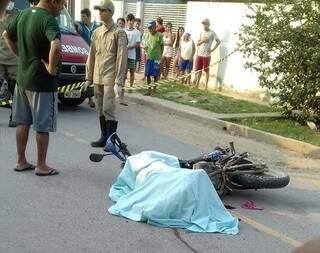 Corpo de menina foi coberto por moradores (Foto: Direto das Ruas)