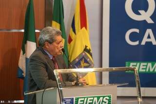 Puccinelli discursando esta tarde durante evento com ministro da Saúde (Foto: Marcelo Victor)