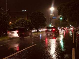 Avenida Afonso Pena, durante a chuva desta noite(11). (Foto: Ângela Kempfer) 
